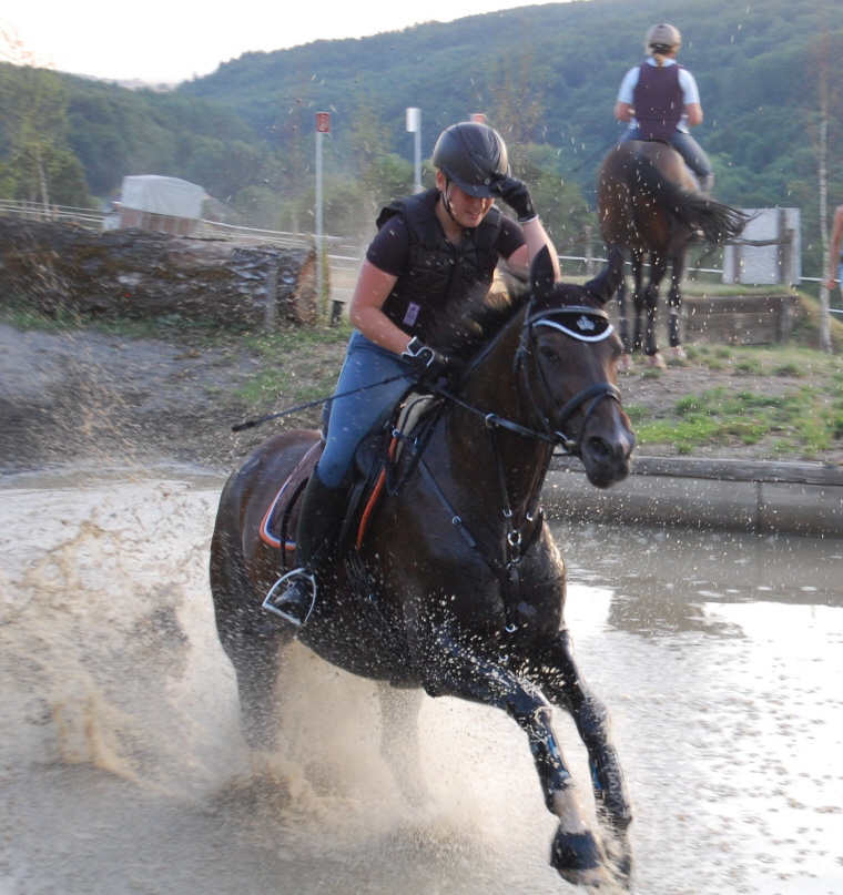 Herrlich, im vollen Galopp durchs khle Nass zu reiten!